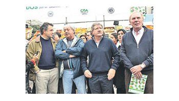 La Mesa de Enlace de las entidades agropecuarias organizó una protesta en el Obelisco ayer. Montaron algunas góndolas para demostrar la diferencia entre lo que recibe el productor y lo que pagan los consumidores.