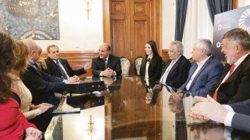 COMPROMISO. El gobernador Manzur encabezó la reunión con empresarios del sector azucarero que anunció inversiones por más de u$s90 M.
