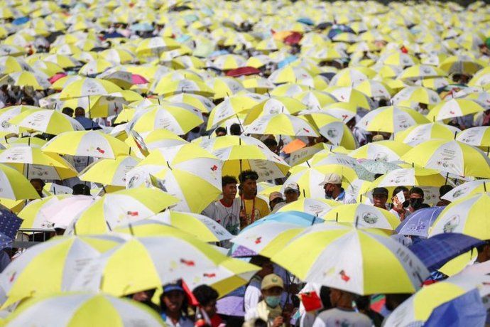 En Timor Oriental el papa consagró una gigantesca misa al aire libre, que reunió a unos 600.000 fieles.