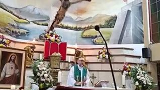 Patricio Alfredo Sánchez Molinari celebraba una misa en Guayaquil cuando una pesada estructura de madera cayó sobre su cabeza. El accidente quedó registrado en una transmisión en vivo y la Iglesia confirmó su muerte.