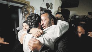 Reencuentros. La liberación de rehenes por parte de Hamás a cambio de la entrega de prisioneros continuó ayer, en medio de las negociaciones para extender la tregua acordada días atrás.
