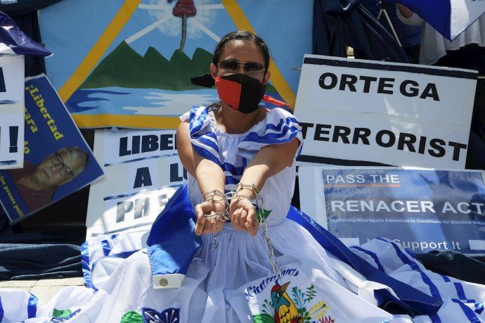 Una activista opositora al régimen de Daniel Ortega protesta frente a la sede de la OEA en Washington. Una activista opositora al régimen de Daniel Ortega protesta frente a la sede de la OEA en Washington.