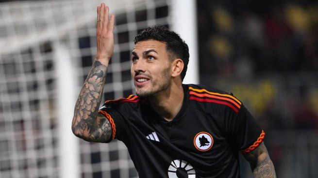 Beso a la tribuna. Tras el reclamo de los hinchas, Leandro Paredes le dedicó su gol a la gente. Todo en paz. 