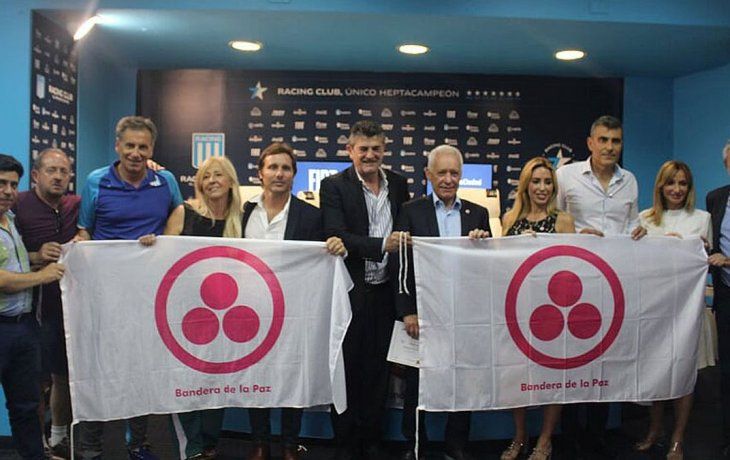Autoridades de Racing junto a la ONG Mil Milenios de Paz.