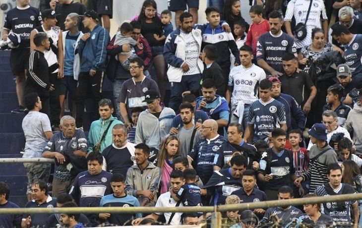 barras de independiente rivadavia amenazan a plantel y dirigentes en regreso a mendoza