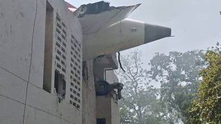 Así quedó parte del avión que se estrelló en India