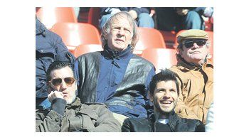 Otros tiempos. César Menotti en la platea con el expresidente Julio Comparada y Sergio «Kun» Agüero. Ayer inhibió a Independiente por una deuda de 350 mil dólares.