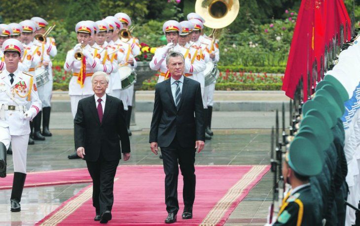 Honores. Mauricio Macri fue recibido ayer por Nguyen Phu Trong en Hanoi con honores de Estado. Antes visitó el mausoleo de Ho Chi Mihn.