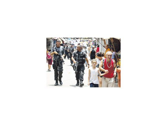 Policías brasileños patrullan la favela de Jacarezinho, en Río de Janeiro. Las autoridades decidieron saturar las barriadas pobres con efectivos de seguridad en respuesta a la ola de violencia de los últimos días.