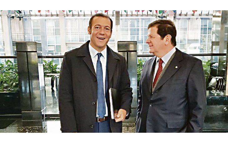 Gira. Omar Gutiérrez y el embajador Fernando Oris de Roa antes de reunirse con el Bureau de Recursos Energéticos del Departamento de Estado.