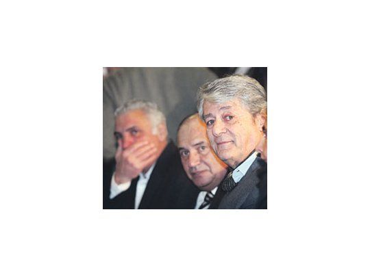 No será fácil el tratamiento del proyecto de ley deretenciones en el Congreso.Ni el bloque PJ tieneuna posición pacífica sobreel tema. Ayer, rostros deansiedad en los diputadosJorge Rossi, Juan Gullo,José María Díaz Bancalariy Carlos Kunkel.