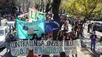 Miles de alumnos, organizaciones políticas, sindicales, sociales y organismos de Derechos Humanos. (X: @LauCano10)