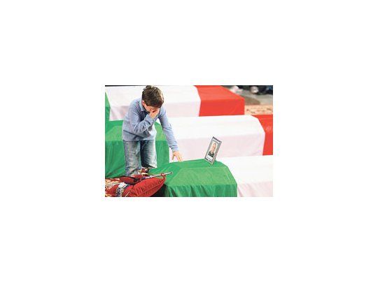 El hijo de siete años del militar Antonio Fortunato, frente al féretro que llevó a Roma el cuerpo de su padre desde Afganistán. La muerte de seis efectivos italianos en Kabul causó conmoción en Italia, cuyo Gobierno quiere retirar sus tropas.