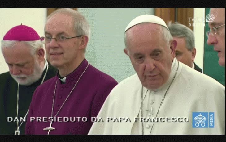 Francisco besó los pies de los líderes de Sudán del Sur y los instó a la paz