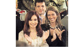 ámbito.com | Cristina de Kirchner y Sergio Massa aplauden con la nueva ministra de la Producción, Débora Giorgi, en el Salón Blanco.