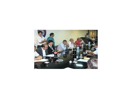 Las facciones de Ramiro Monner Sans (Más San Lorenzo) y Claudio De Simone (Cruzada por San Lorenzo) se tomaron a golpes de puño cuando debatían por el presupuesto.