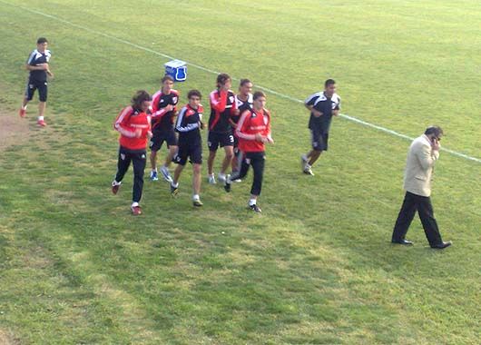 Con los pies. Los arqueros, que practicaron en otra cancha bajo las órdenes de Javier Sodero, dan vueltas regenerativas en la cancha principal.