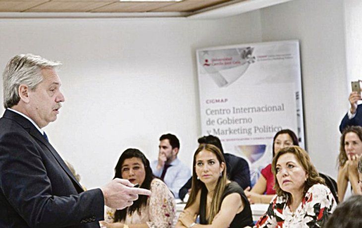 Docencia. Alberto Fernández ayer en la Universidad Camilo José Cela, en España.  