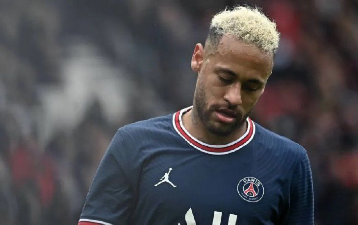 el susto de neymar: su avion tuvo que aterrizar de emergencia y se salvo de una tragedia