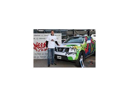 Martín Palermo y la pick up Nissan Frontier
