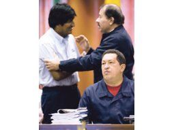 Hugo Chávez ayer, durante la sesión inaugural de la cumbre que realiza en La Habana la Alternativa Bolivariana para las Américas (ALBA). Detrás, conversan el boliviano Evo Morales y el nicaragüense Daniel Ortega.