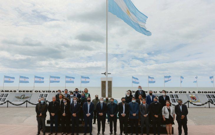 Compañeros. Alberto Fernández encabezó esta mañana la primera reunión de Gabinete Federal en la ciudad fueguina de Río Grande, donde puso en marcha el proyecto de Capitales Alternas, junto al gobernador provincial, Gustavo Melella.&nbsp;