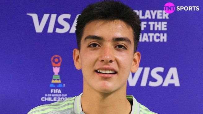 Gilberto Mora, el joven Talento de Xolos de Tijuana, de tan solo 16 años, una vez más fue la figura de la Selección Mexicana Sub 20. Marcó los dos goles que le dio el empate al Tri, ante España, fue nominado como el mejor jugador del partido y hasta su segundo gol fue elogiado por la FIFA en sus redes sociales.