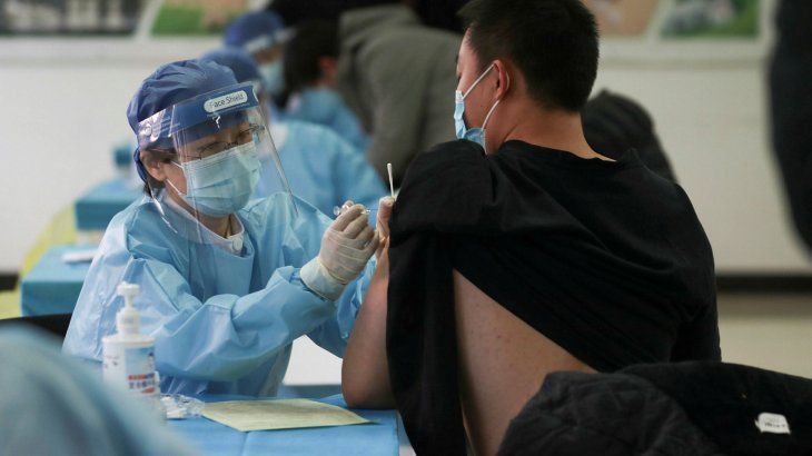 China apoya la propuesta de la OMS de liberar temporalmente las patentes de las vacunas contra el Covid-19.