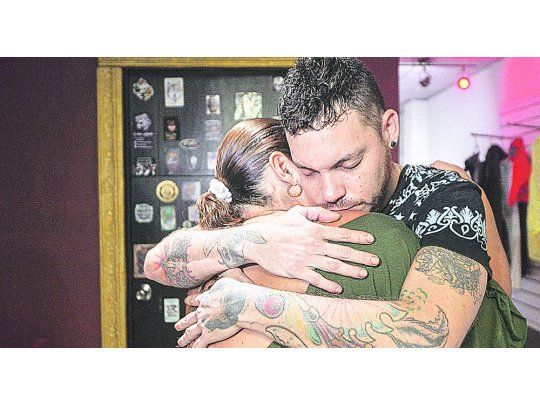 Despedida. Juan José, hijo de la víctima, se despidió de su padre antes de morir. Ayer, él y su madre se consolaban mutuamente.