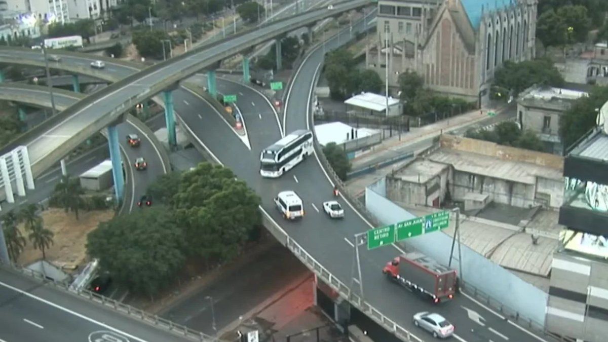 Video: a double-decker bus went the wrong way on the 25 de Mayo Highway