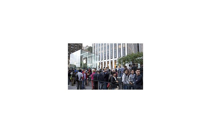 Se formaron largas filas de personas frente a los locales.