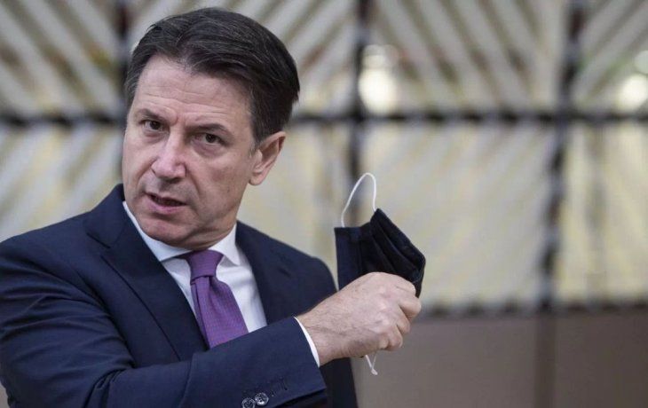 El premier Giuseppe Conte maniobra a contrareloj para no ceder el gobierno en Italia.