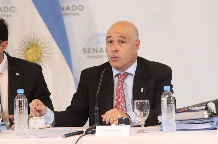 Bartolomé Abdala, adelantó que el Gobierno buscará impulsar una ley en el período ordinario para modificar el régimen de licencias por enfermedad. Bartolomé Abdala, adelantó que el Gobierno buscará impulsar una ley en el período ordinario para modificar el régimen de licencias por enfermedad.