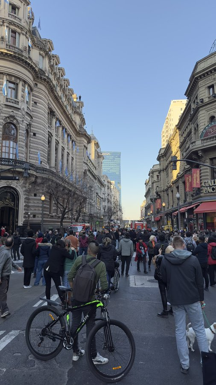 La Avenida Córdoba se llenó de gente queriendo ver al falso Batman. La Avenida Córdoba se llenó de gente queriendo ver al falso Batman.