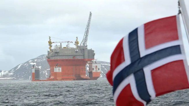 Noruega produce alrededor del 2% del petróleo mundial y, tras la invasión rusa a Ucrania en 2022, se convirtió en el mayor proveedor de gas natural de Europa.