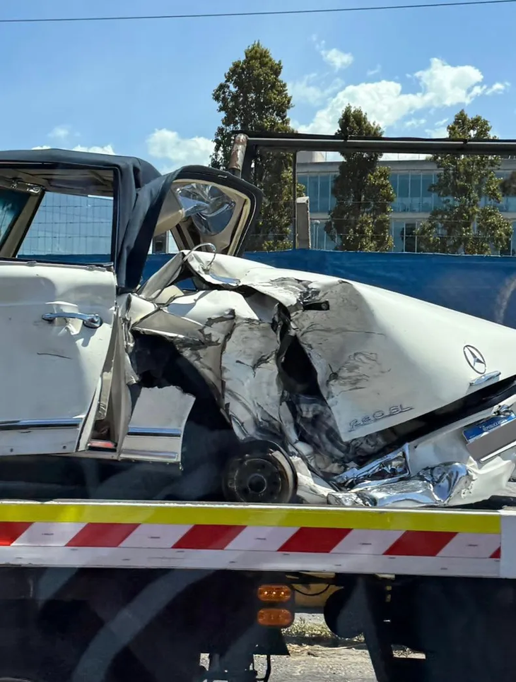 A pesar de la violencia del choque, no se registraron personas heridas, aunque sí importantes daños materiales. Tampoco se vieron involucrados otros autos que circulaban por la autopista en ese momento.