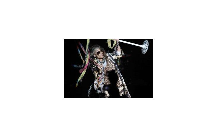 El cantante Steven Tyler desplegó todo su brillo como frontman.