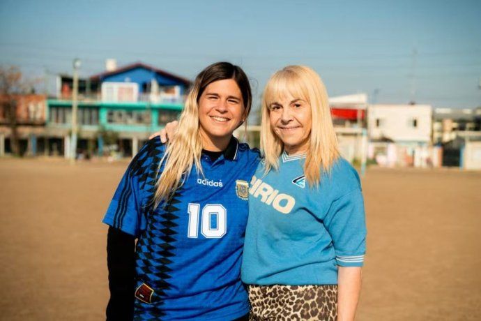Claudia Villafa&ntilde;e junto con la China SanJuan, fot&oacute;grafa e influencer que tambi&eacute;n ser&aacute; de la partida en el tour.