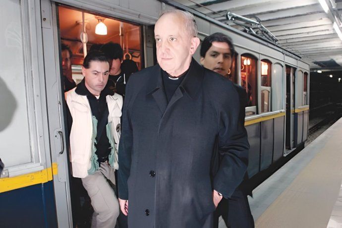 Vecinos y organizaciones de Flores impulsan una campaña para cambiar el nombre de la estación San José de Flores por “Papa Francisco”. Vecinos y organizaciones de Flores impulsan una campaña para cambiar el nombre de la estación San José de Flores por “Papa Francisco”.