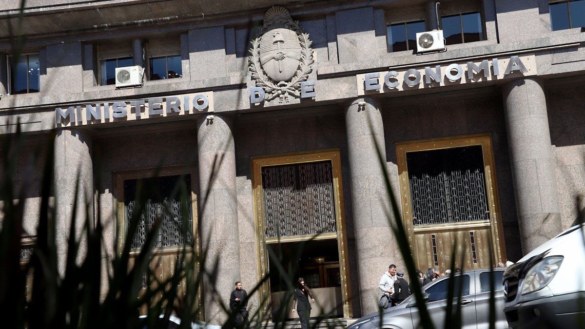 Debt in pesos: Economy faces strong maturities in October, with financial and electoral uncertainty