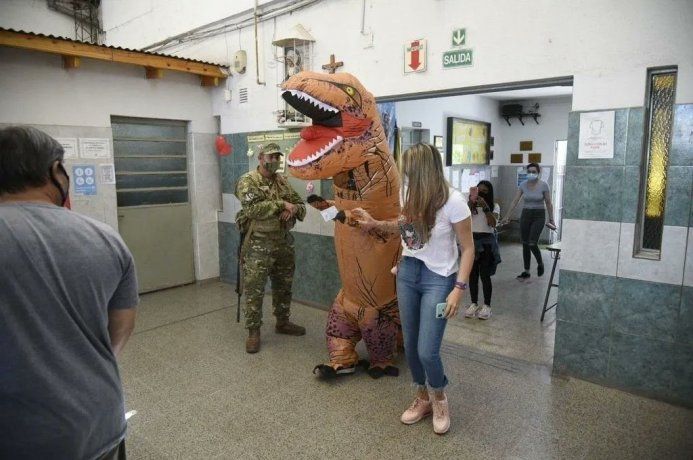 Una persona disfrazada de dinosaurio fue una de las perlitas de estas elecciones.