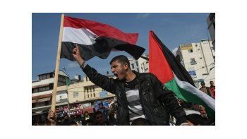 ámbito.com | Manifestantes protestan en las calles de El Cairo.
