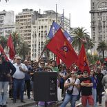 Las protestas frente a la Torre Ejecutiva se mantuvieron durante gran parte del día con reclamos hacia Orsi. Las protestas frente a la Torre Ejecutiva se mantuvieron durante gran parte del día con reclamos hacia Orsi.