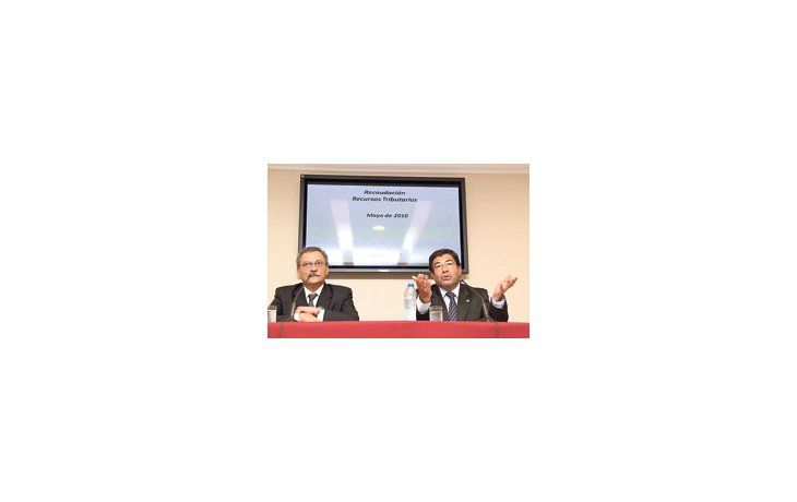 ámbito.com | El titular de la AFIP, Ricardo Echegarary (izquierda), y el secretario de Hacienda, Juan Carlos Pezoa. Para ellos, la recaudación de mayo no se vio impulsada por la inflación.