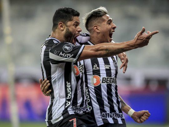 Hulk y Zaracho, las grandes figuras del partido, celebran uno de los goles de Atlético Mineiro, que eliminó a River de la Copa Libertadores.&nbsp;