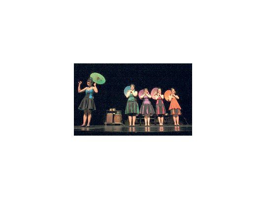 Dirigidas por el Luthiers Julio Maronna (autor de algunos temas junto a Daniel Samper), el grupo femenino Ciertas Petunias ofrece un divertido espectáculo con letras disparatadas y rigurosa base musical.