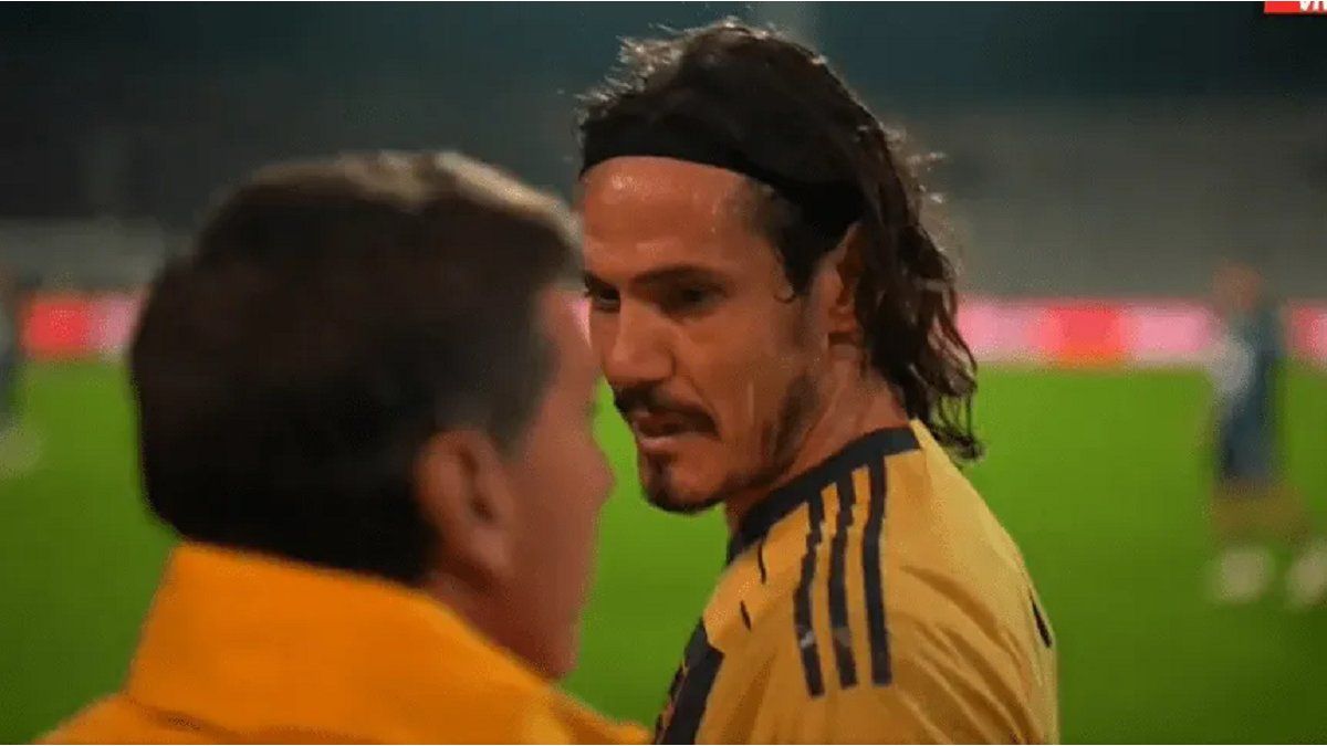 After erring an incredible goal, Edinson Cavani asked explanations when replaced: “Why me?”