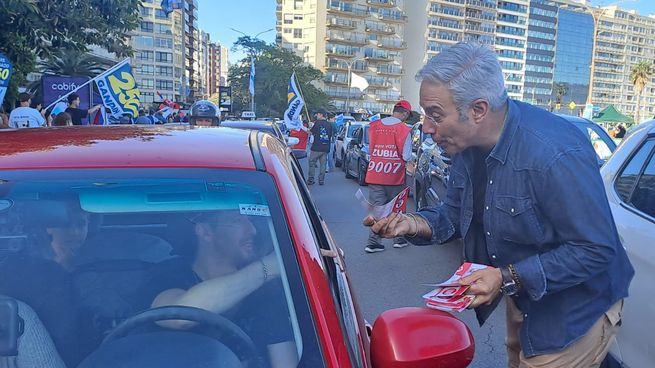 El candidato a vicepresidente del Partido Colorado, Robert Silva, fue uno de los dirigentes que se sumó al cierre de la campaña en las calles de Montevideo.