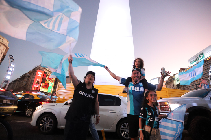 Familias enteras fueron al Obelisco para festejar.