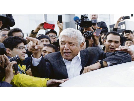 TEMPRANO. Manuel López Obrador llegó antes de que abrieran las urnas en Ciudad de México y tuvo que esperar por lo menos media hora para votar.